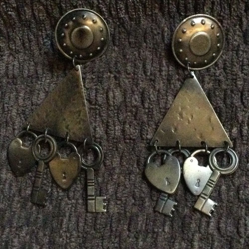 Vintage 80s Key and lock dangle earrings - Picture 2 of 3